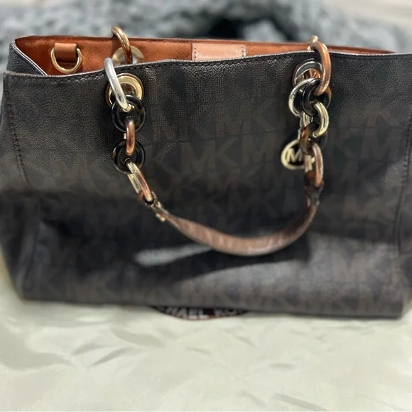 Micheal Kors Signature Tote - Picture 3 of 14